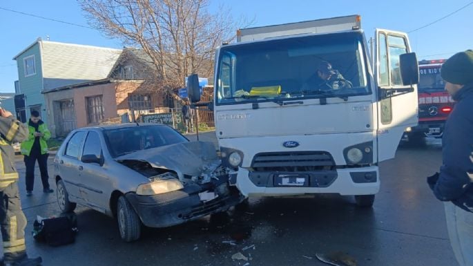 Fuerte choque entre un auto y un camión en Río Grande dejó un conductor&nbsp;hospitalizado