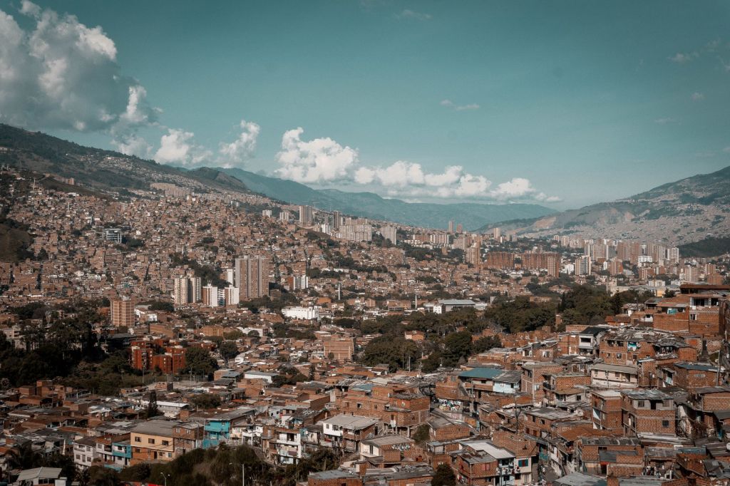 Balotaje colombiano: dos modelos económicos en pugna bajo presión fiscal